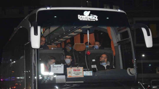 İstanbul'da yakalanan 70 kaçak göçmen Malatya'ya getirildi