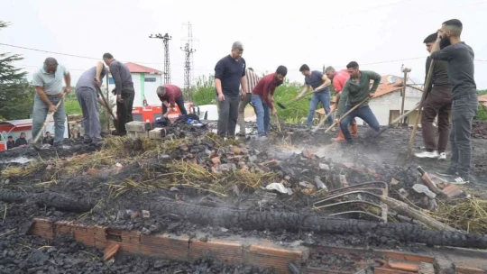 İtfaiye yol sorunu nedeniyle gecikince 2 evin çatısı küle döndü