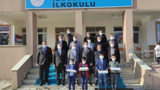 İzollu Vakfı'ndan eğitime 100 tablet desteği