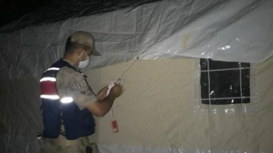 Jandarma deprem bölgesinde çadır kurdu