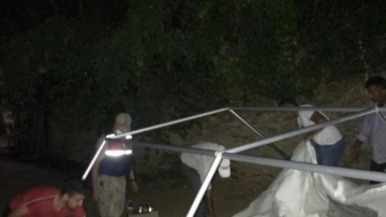 Jandarma deprem bölgesinde çadır kurdu