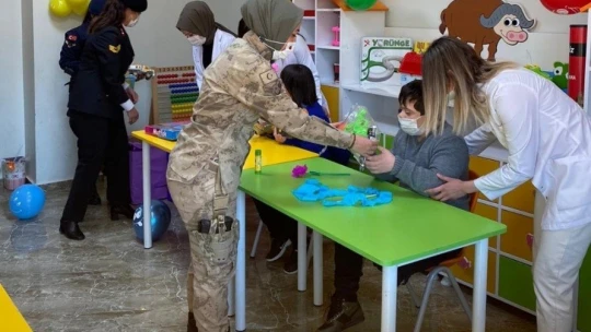 Jandarma ekipleri Down sendromlu çocukları unutmadı