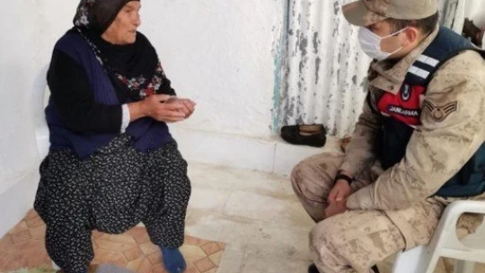 Jandarma kısıtlamada yaşlıların yardımına koştu