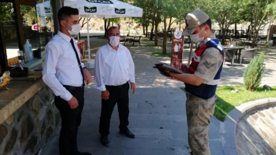 Jandarma vatandaşın hem bayramı kutluyor hem de virüse karşı uyardı