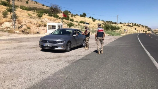 Jandarma vatandaşın hem bayramı kutluyor hem de virüse karşı uyardı