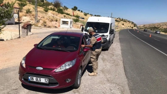 Jandarma vatandaşın hem bayramı kutluyor hem de virüse karşı uyardı