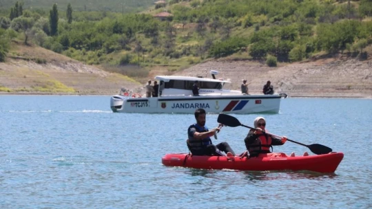 Jandarma ve öğrencilerden bot gösterisi