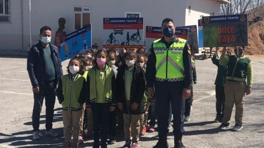 Jandarmadan 'Yayalar Kırmızı Çizgimiz' Uygulaması