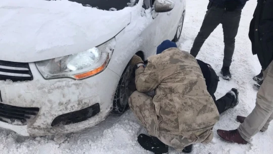 Jandarmadan karda yolda kalanlara yardım