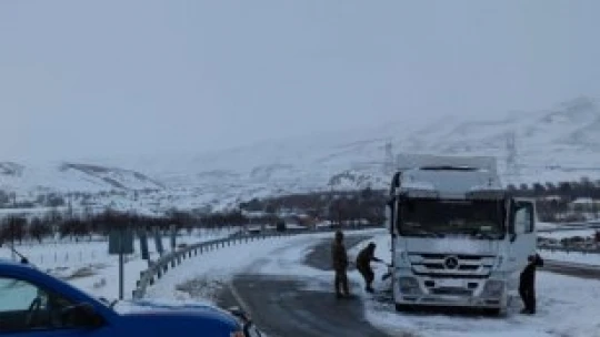 Jandarmadan karda yolda kalanlara yardım