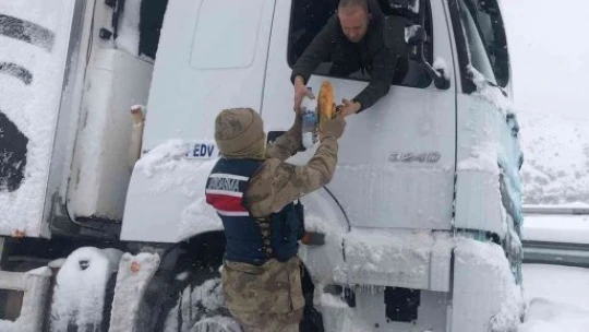 Jandarmadan karda yolda kalanlara yardım