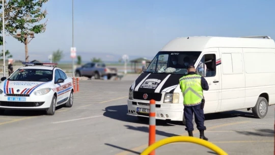 Jandarmadan vatandaşlara maske