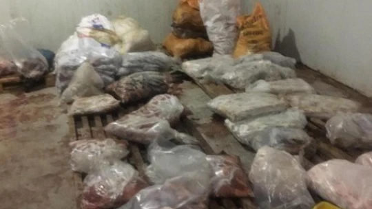 Jandarmadan yem fabrikasında ruhsatsız et üretimine baskın