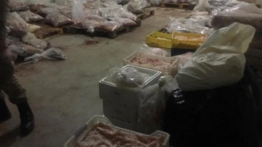 Jandarmadan yem fabrikasında ruhsatsız et üretimine baskın