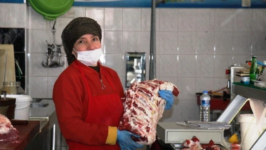 Kadın kasap erkek meslektaşları ile yarışıyor