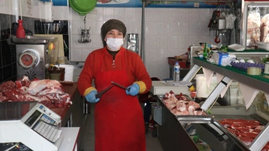 Kadın kasap erkek meslektaşları ile yarışıyor
