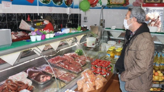 Kadın kasap erkek meslektaşları ile yarışıyor