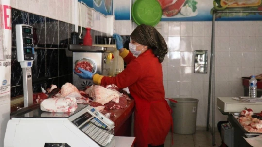 Kadın kasap erkek meslektaşları ile yarışıyor