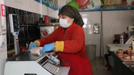 Kadın kasap erkek meslektaşları ile yarışıyor