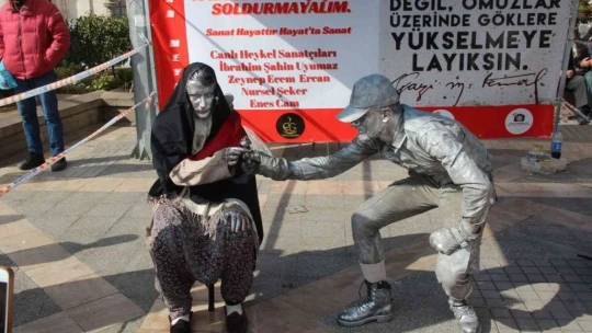Kadınlar Gününe özel canlı heykel gösterisi