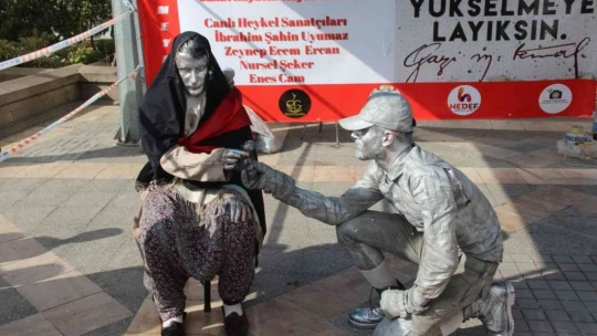 Kadınlar Gününe özel canlı heykel gösterisi