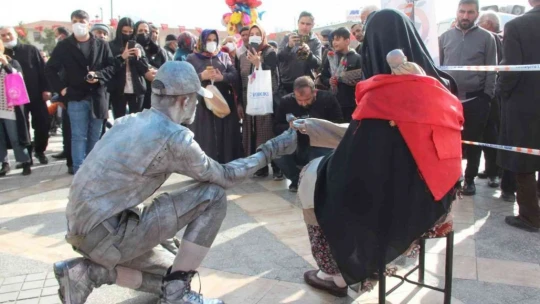 Kadınlar Gününe özel canlı heykel gösterisi