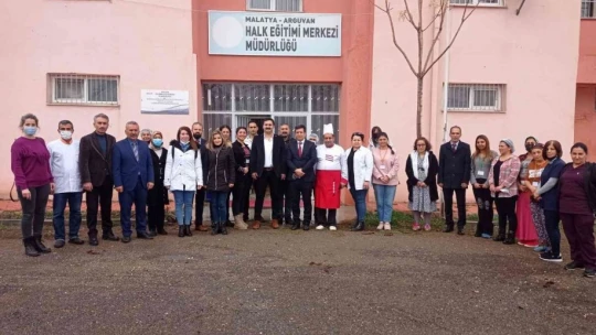 Kadınlar hem öğreniyor, hem de üretime katkıda bulunuyor