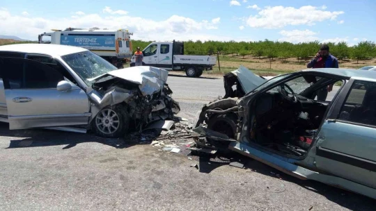 Kafa kafaya çarpışan araçlar hurdaya döndü: 1'i ağır 2 yaralı