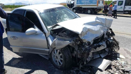 Kafa kafaya çarpışan araçlar hurdaya döndü: 1'i ağır 2 yaralı