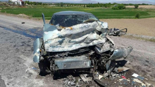 Kafa kafaya çarpışan araçlar hurdaya döndü: 1'i ağır 2 yaralı