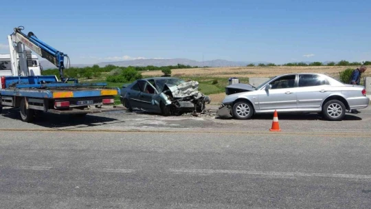 Kafa kafaya çarpışan araçlar hurdaya döndü: 1'i ağır 2 yaralı
