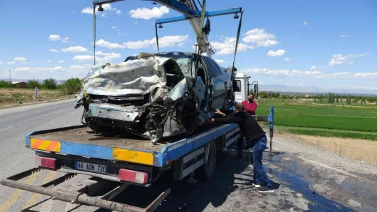 Kafa kafaya çarpışan araçlar hurdaya döndü: 1'i ağır 2 yaralı