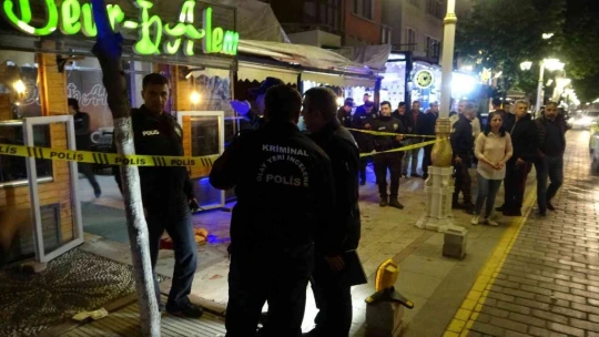 Kafeyi basıp işletme sahibine, karısı ve kızının gözü önünde dehşeti yaşattılar