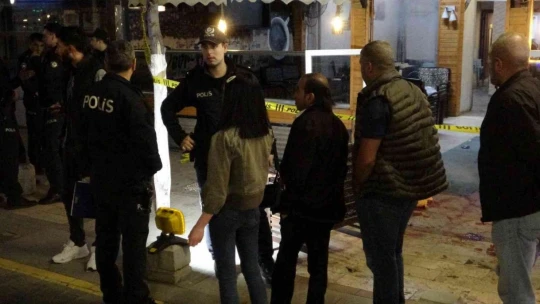 Kafeyi basıp işletme sahibine, karısı ve kızının gözü önünde dehşeti yaşattılar