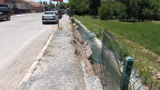 Kaldırım çöktü, tehlike ucuz atlatıldı