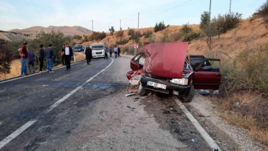 Kamyonetle otomobil çarpıştı: 1 ölü, 4 yaralı
