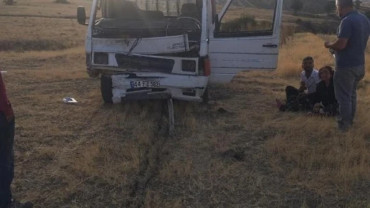 Kamyonetle otomobil çarpıştı: 1 ölü, 4 yaralı