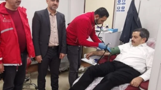 Kan stoku azaldı, Kızılay şube başkanı kan bağışında bulundu