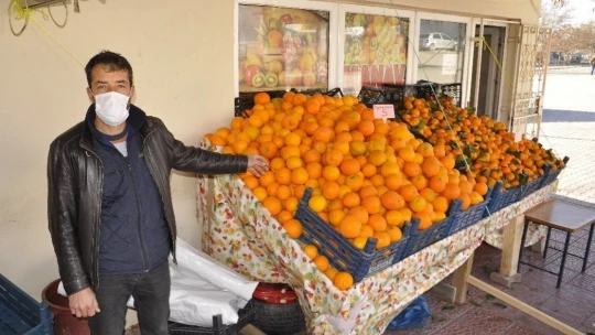 Kapatılan kahvehane ve çay ocağı işletmecilerinden manav hizmeti
