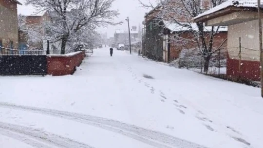Kar, çiftçi ve çocukları sevindirdi