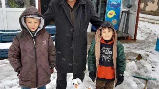 Kar, çiftçi ve çocukları sevindirdi