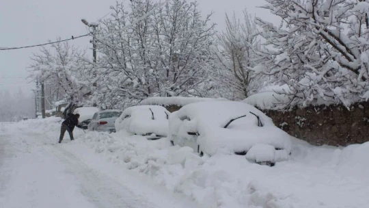 Kar kalınlığı 50 santimi geçti, ilçede hayat durdu