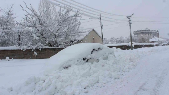 Kar kalınlığı 50 santimi geçti, ilçede hayat durdu
