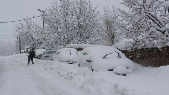 Kar kalınlığı 50 santimi geçti, ilçede hayat durdu