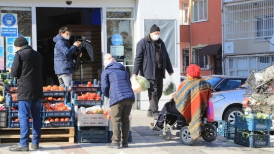 Kar mağduru engellinin yardımına belediye ekipleri yetişti