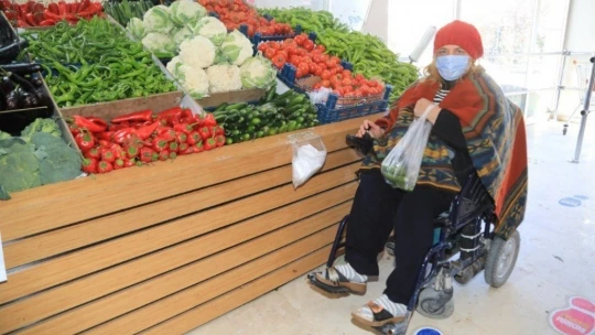 Kar mağduru engellinin yardımına belediye ekipleri yetişti