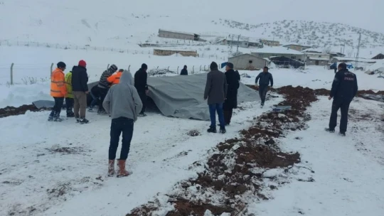 Kar nedeniyle çöken ahılda 20 küçükbaş hayvan telef oldu