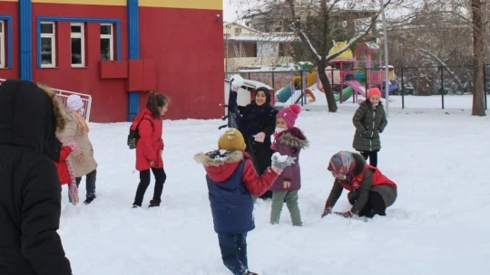 Kar yağışının keyfini çocuklar çıkarıyor