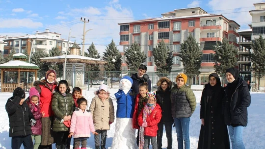 Kar yağışının keyfini çocuklar çıkarıyor