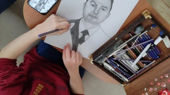 Kara kalem portresiyle anlamlı teşekkür